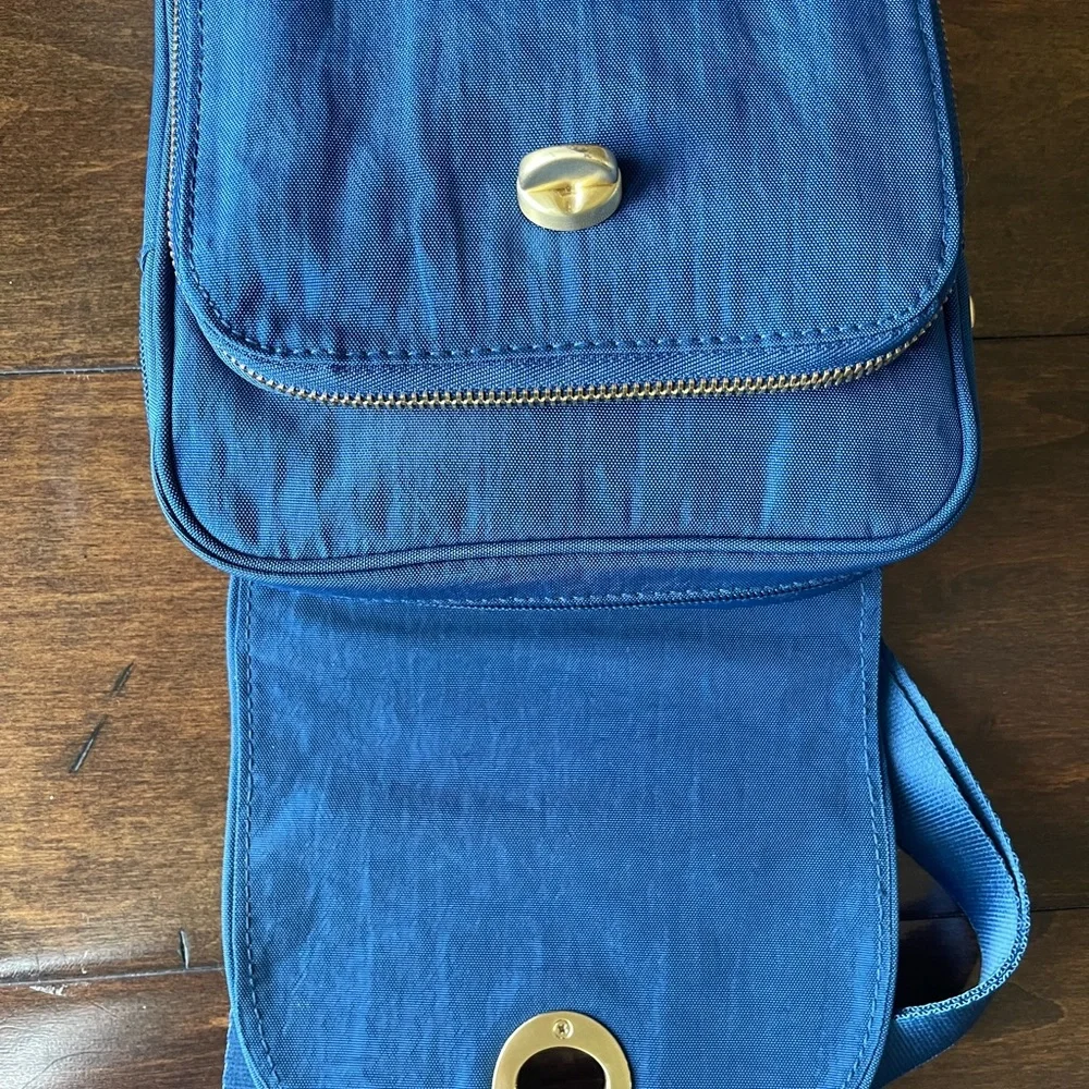 Baggallini crossbody blue color. Pockets with zippers and secure turn latch. - Picture 4 of 12